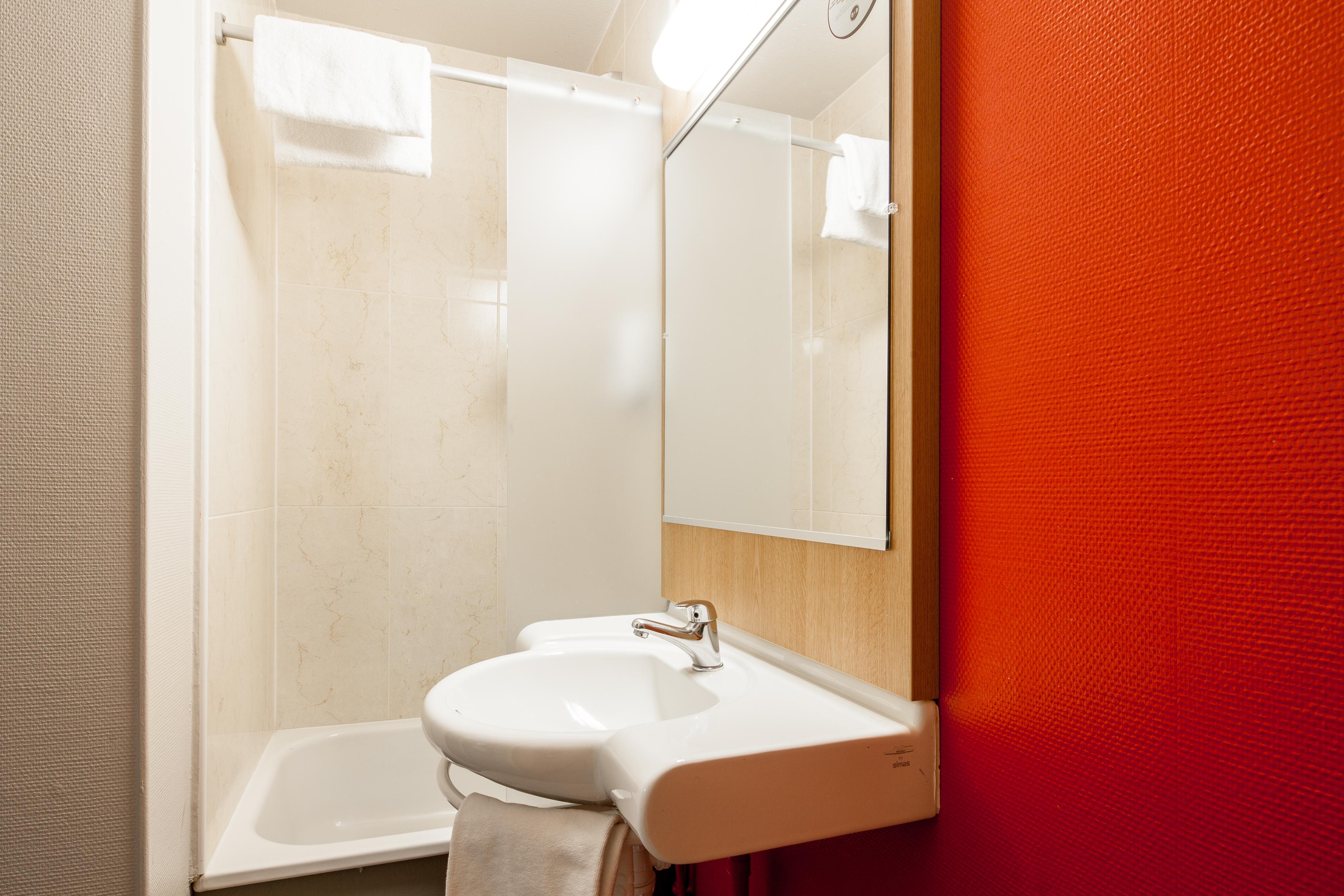 B&B Hotel Louveciennes لو بورْ مارْلي المظهر الخارجي الصورة