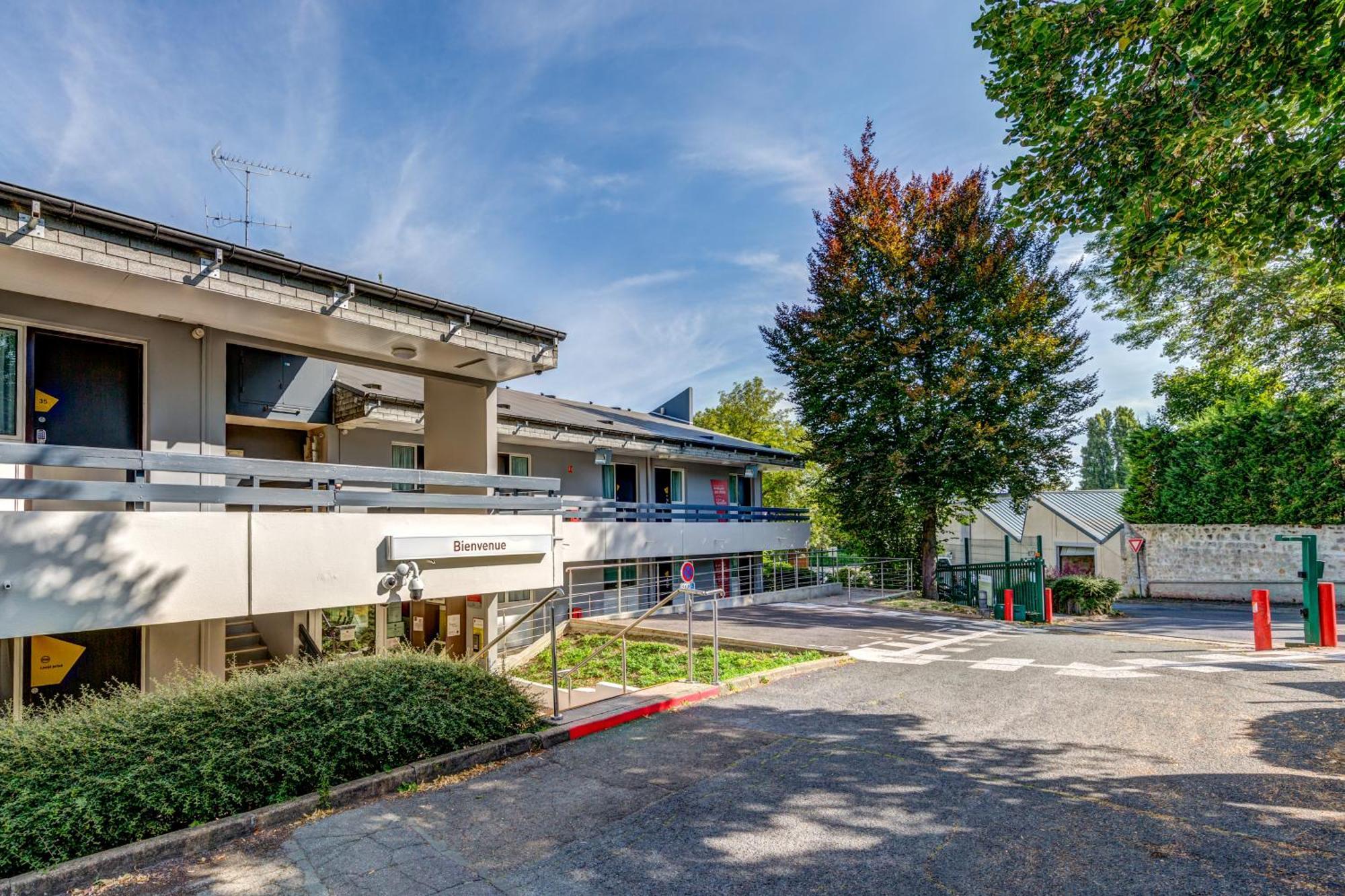 B&B Hotel Louveciennes لو بورْ مارْلي المظهر الخارجي الصورة